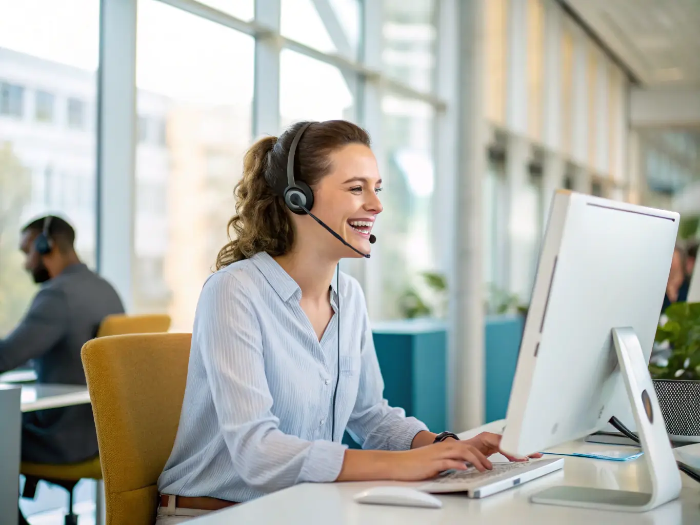 An image of a support technician assisting a client via chat or phone, symbolizing reliable support, in the context of SimpliChile's technical support and maintenance service.